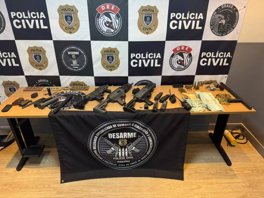 Polícia Civil prende dois investigados por comércio ilegal de armas e apreende armamentos, munições e carabinas feitas em impressora 3D em João Pessoa