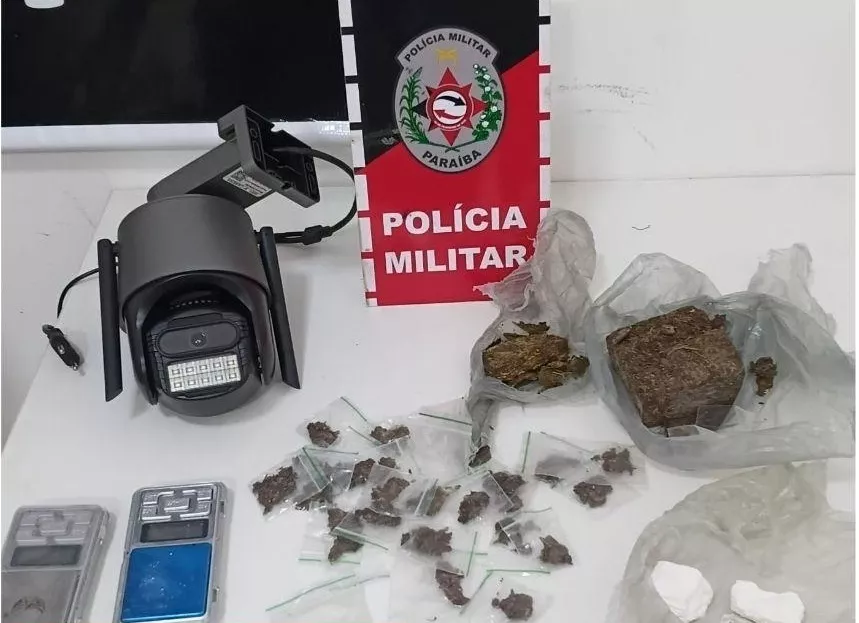 PM apreende drogas, balanças e câmera de vigilância durante Operação Volantes em Areia de Baraúnas