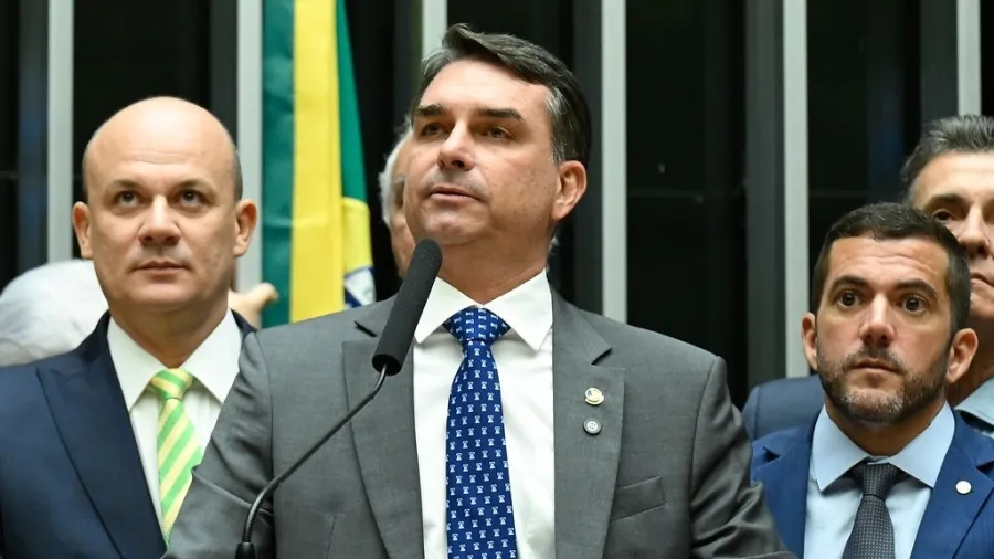 TSE determina remoção de vídeo que associa Flávio Bolsonaro ao PCC e à lavagem de dinheiro