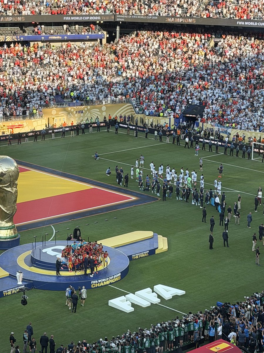 Jogadores da Argentina ficam de costas para festa da Espanha com troféu na final da Copa do Mundo