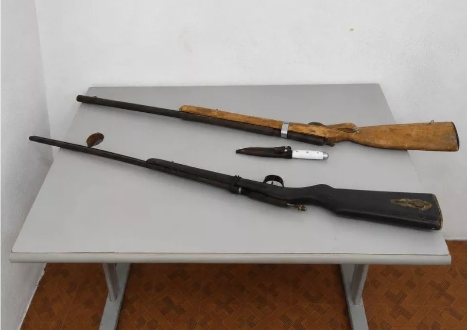 Homem é detido após ameaçar familiar com espingarda em Condado; PM apreende armas artesanais