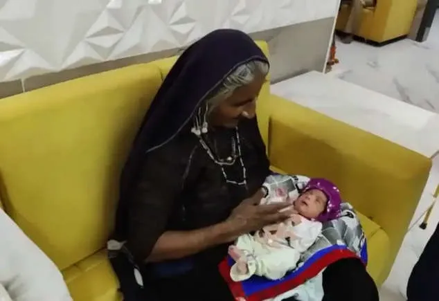 Mulher dá à luz aos 70 anos e pode se tornar a mãe mais velha do mundo