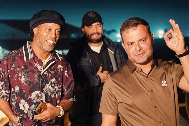 O BRUXO NA PARAÍBA: Depois de marcar presença na final da Copa do Mundo, Ronaldinho prestigia a Expo Sousa