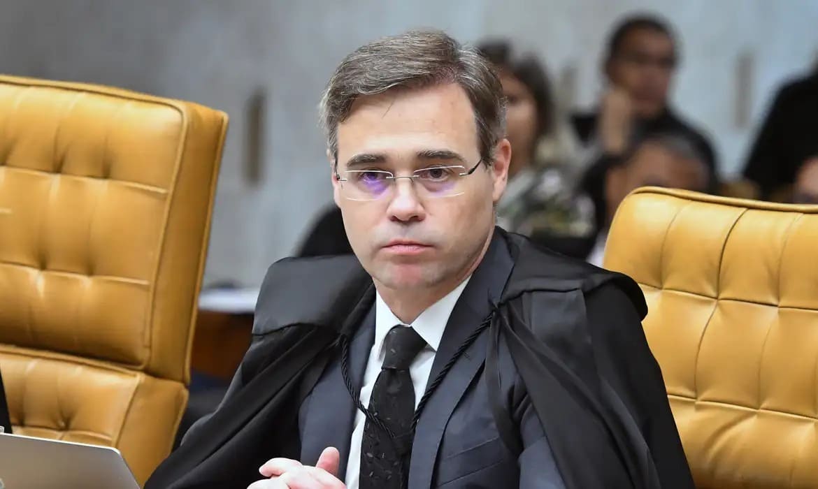 Mendonça autoriza PF a investigar repasses para filme sobre Bolsonaro