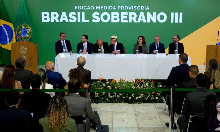 Lula libera R$ 18,5 bilhões em crédito para empresas afetadas por tarifaço de Trump