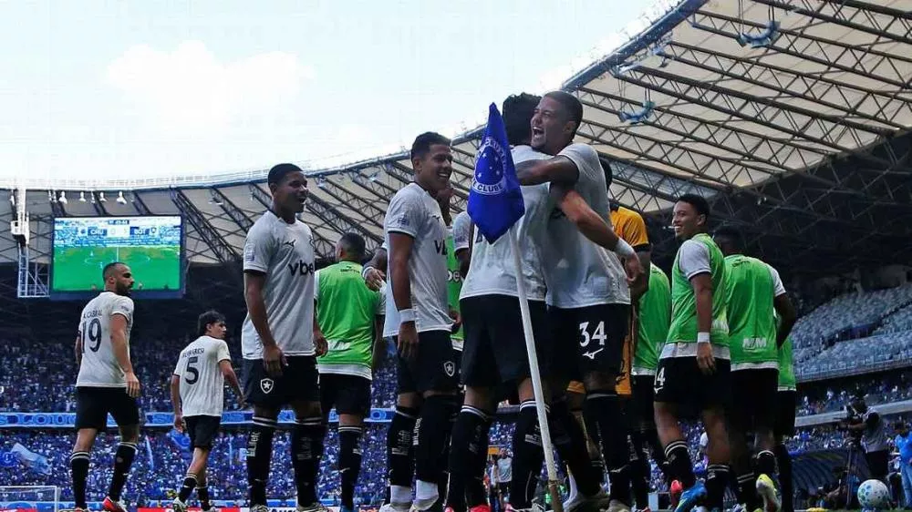 Com Danilo como titular, Botafogo vence Cruzeiro fora de casa pelo Brasileirão