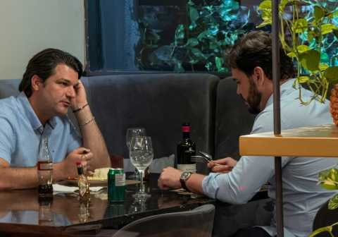 Leo Bezerra e Bruno Cunha Lima são flagrados juntos em almoço e encontro movimenta bastidores da política paraibana