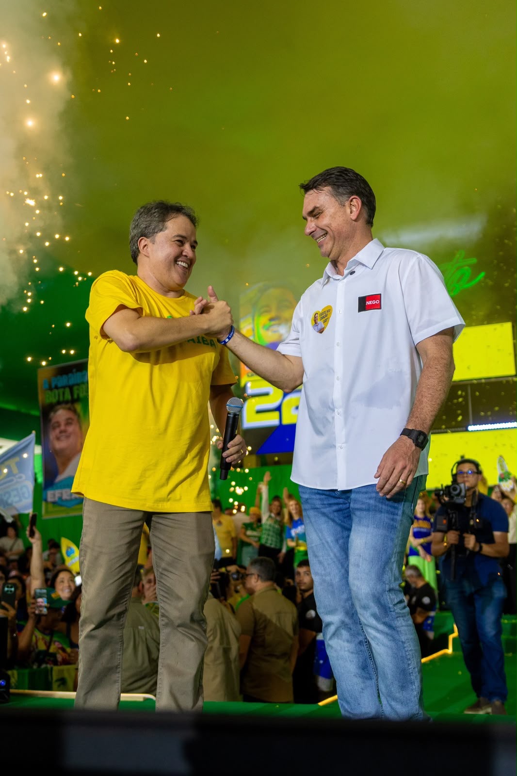Flávio Bolsonaro quebra protocolo e apresenta Efraim Filho em momento inédito na política brasileira