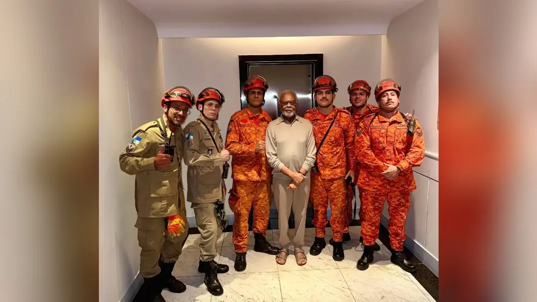 Gilberto Gil é resgatado pelo Corpo de Bombeiros após ficar preso em elevador